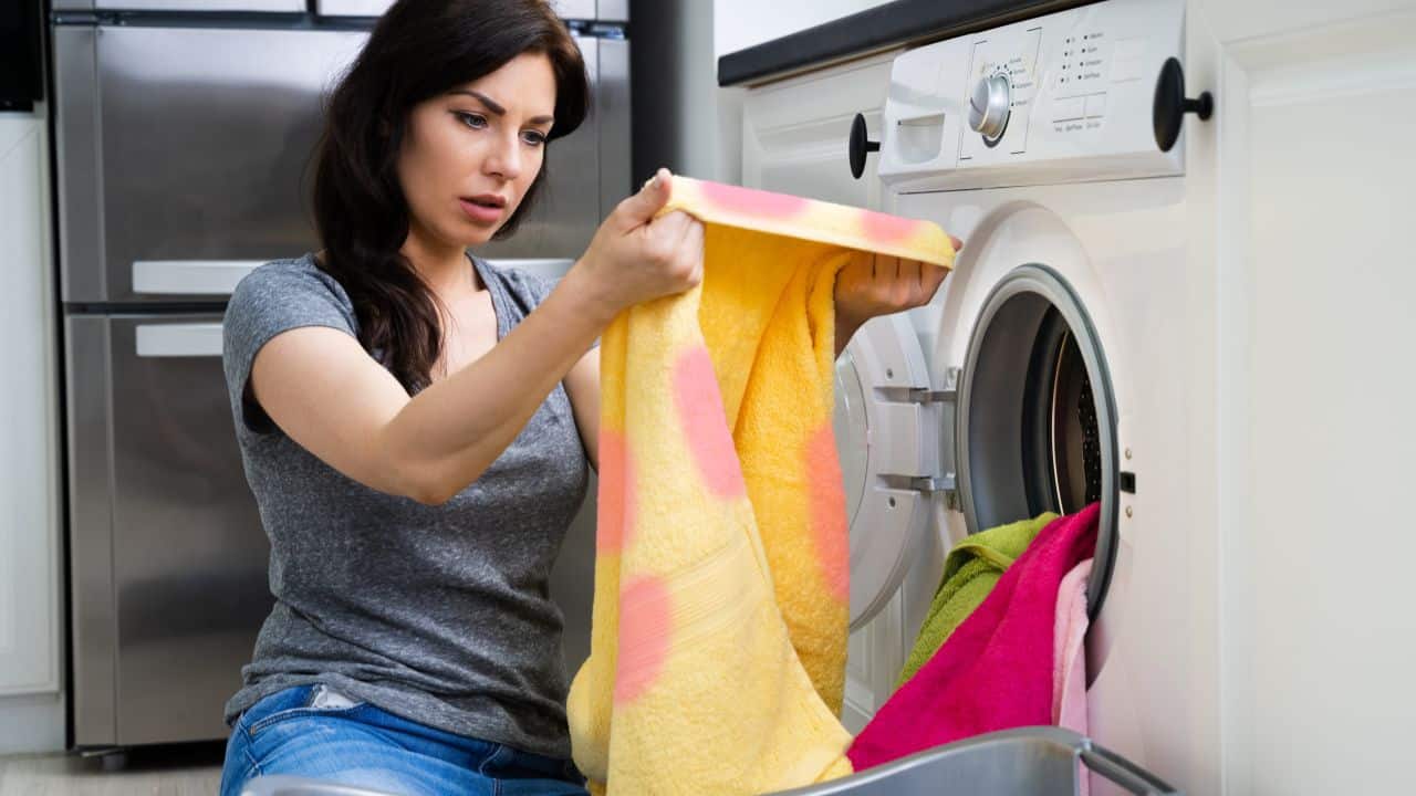 Como tirar mau cheiro de roupas com vinagre
