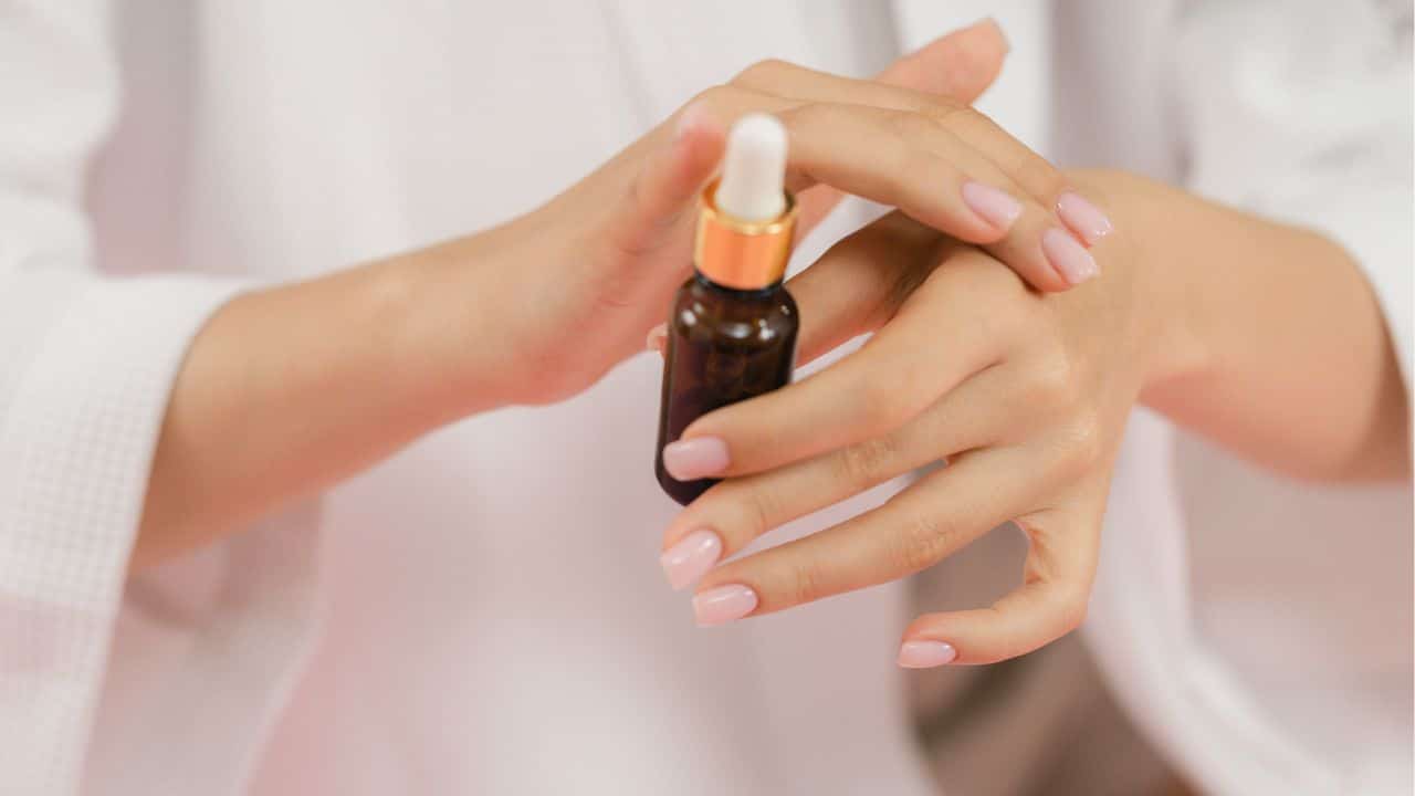 Use este SÉRUM caseiro para eliminar manchas solares nas mãos