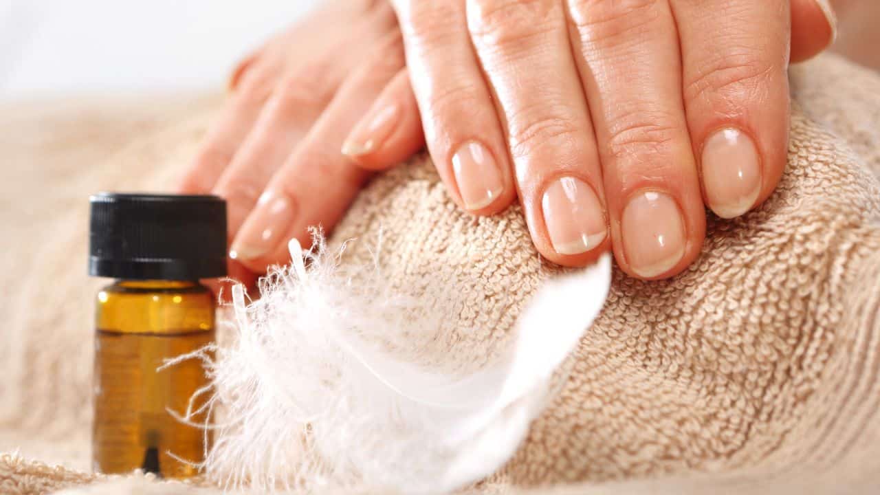 Mistura SECRETA eliminar o amarelado das unhas em minutos!