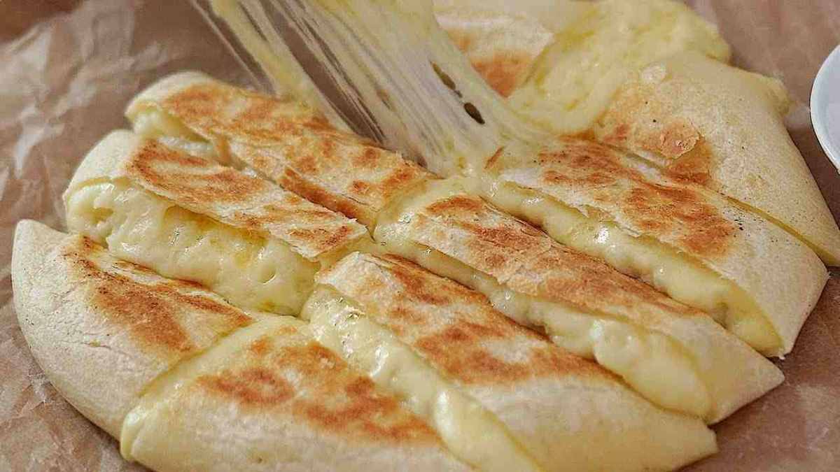 Pão de batata recheado com queijo: receita sem ovos e sem fermento: incrível