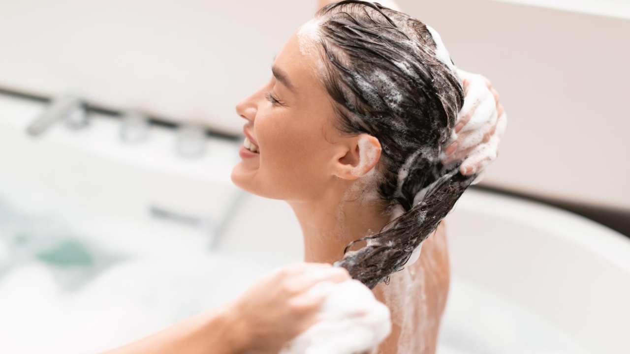 Use 2 ingredientes e faça um condicionador para ajudar eliminar os cabelos grisalhos