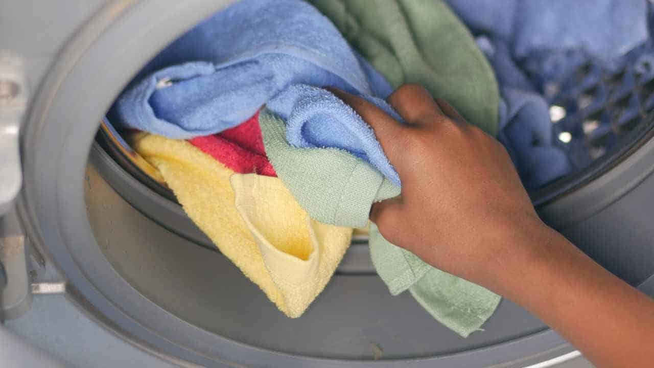 Truques simples para ECONOMIZAR dinheiro com sua máquina de lavar