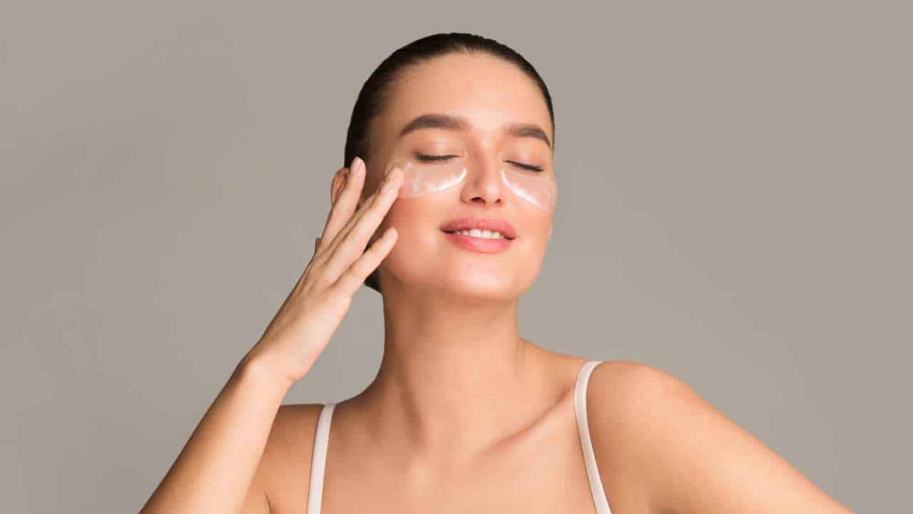 2 vitaminas antienvelhecimento que APAGAM manchas e deixam a pele de porcelana