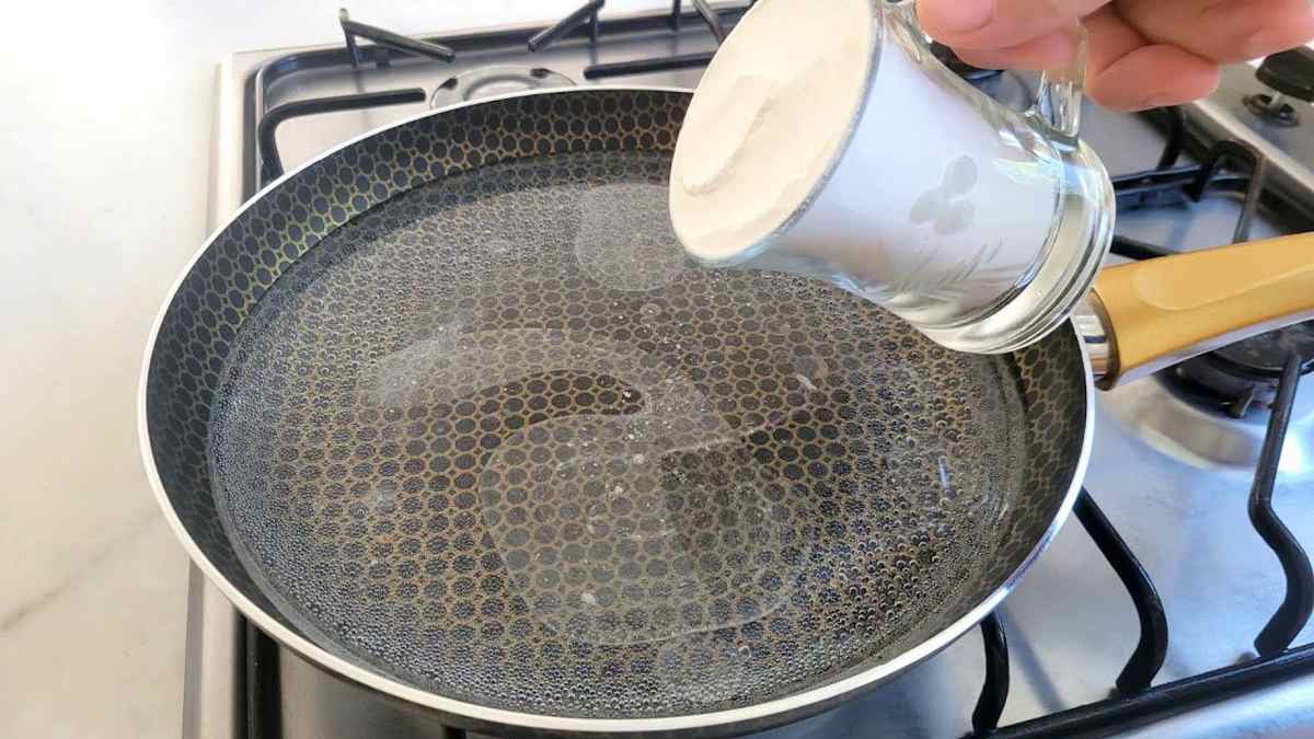 Basta colocar a farinha na água fervente e, após 3 minutos, o impensável acontece