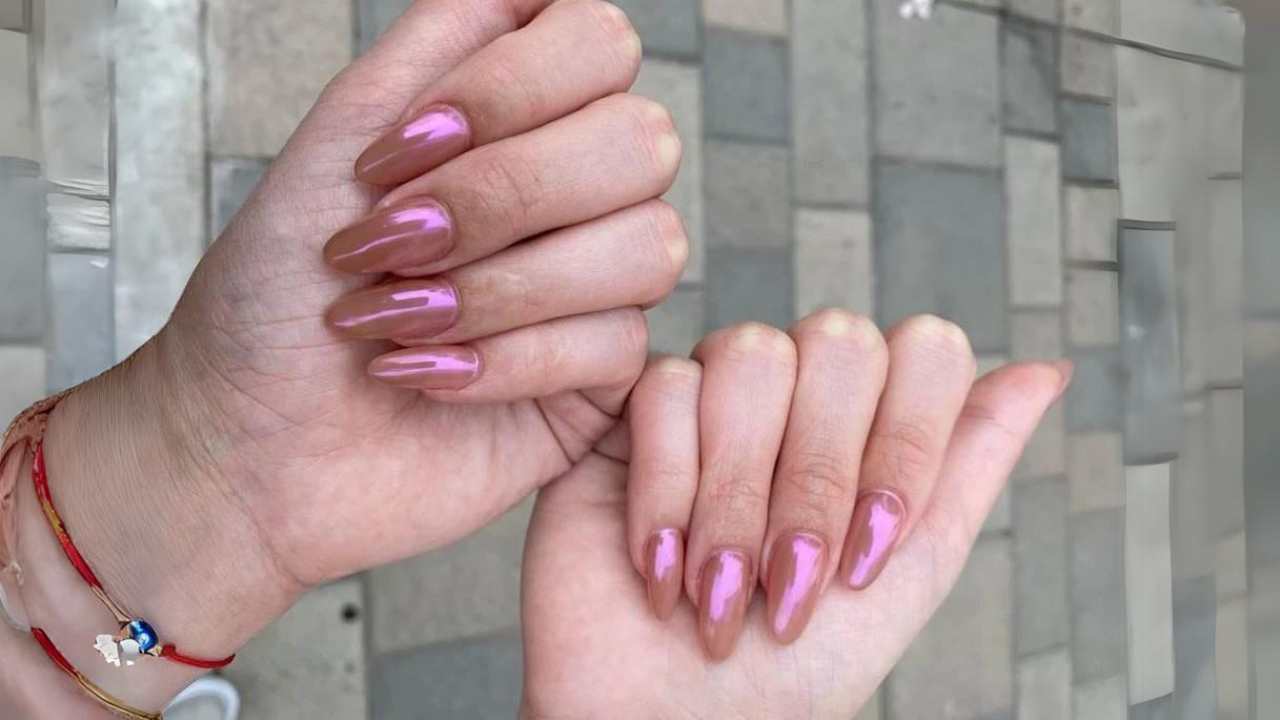 unhas peroladas rosadas