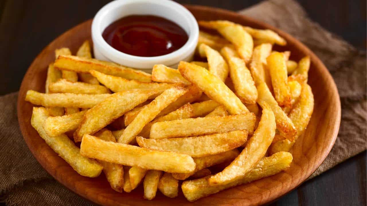 Dica do vinagre branco para fazer batatas fritas crocantes!