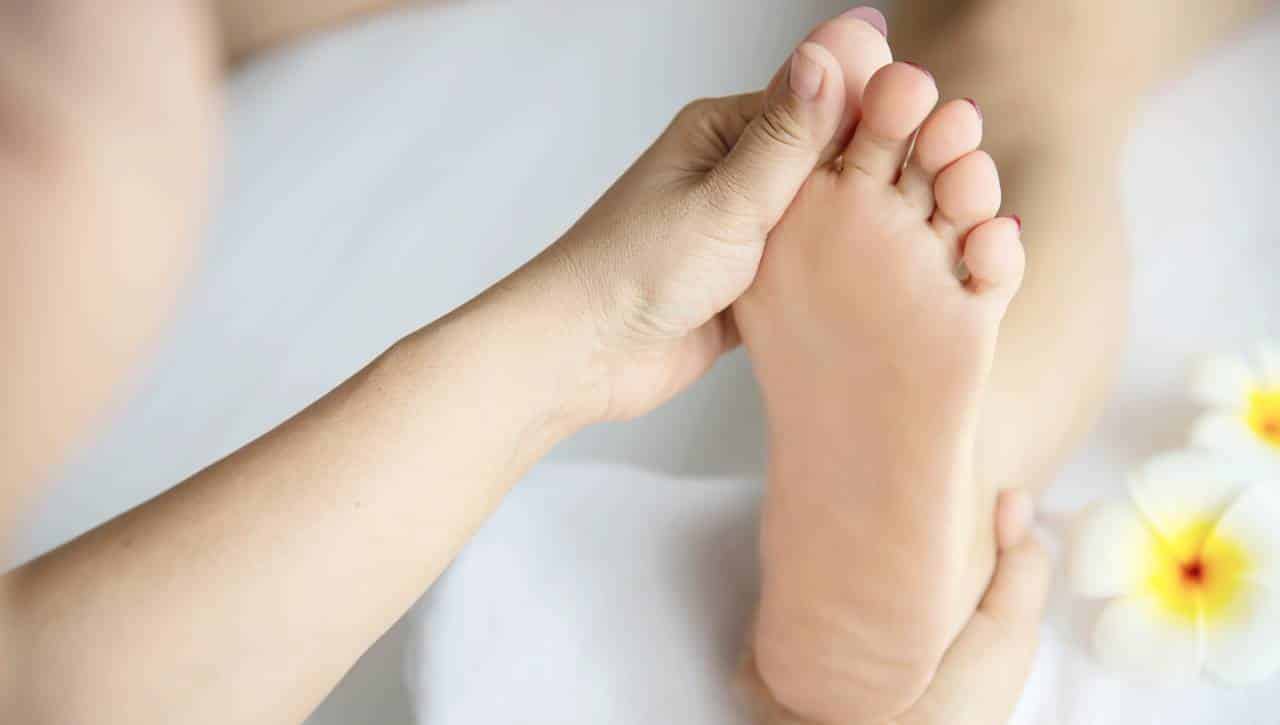 Pés inchados: 5 remédios caseiros e naturais para aliviá-los