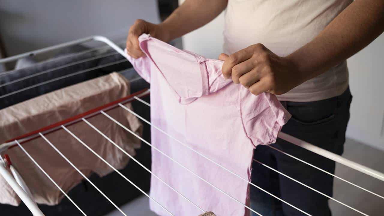 Conheça o método japonês para secar roupas em casa sem odor