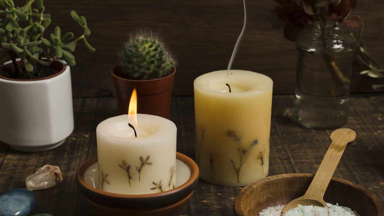 Faça uma vela perfumada caseira com sobras e flores secas