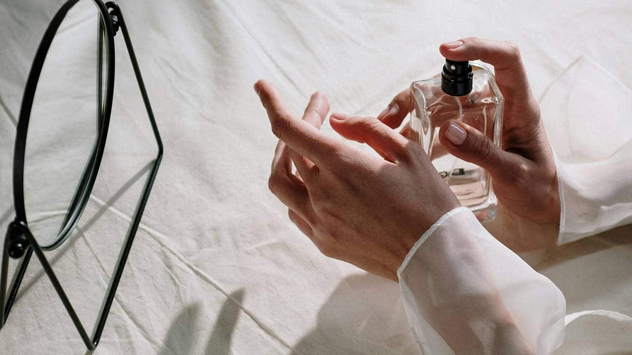 Você gosta de perfumes? Veja como passar para o cheiro durar o dia todo!