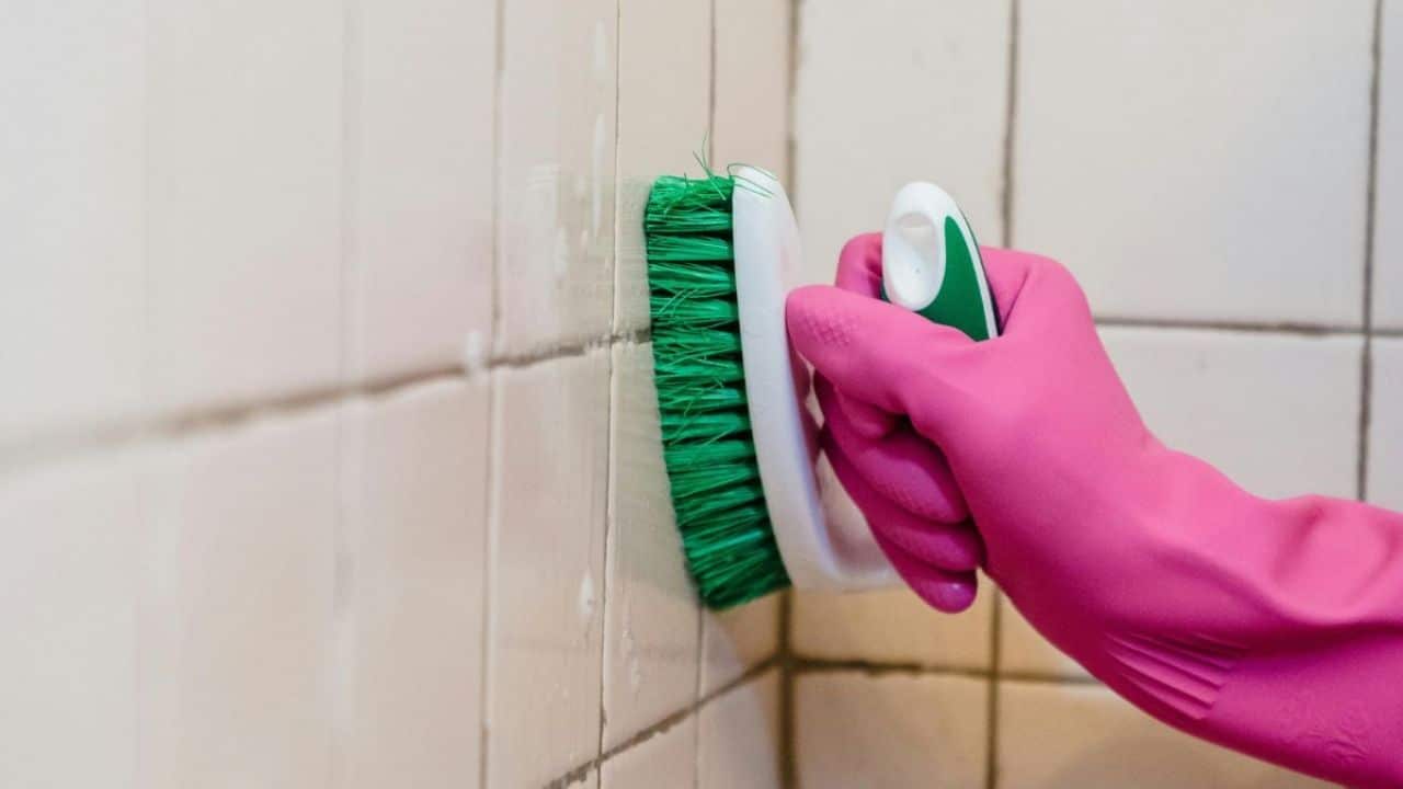 Mistura perfeita para remover sujeira do rejunte do piso de forma fácil