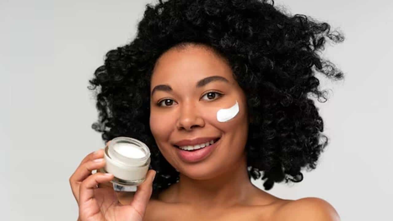 Máscara caseira para pele que define as maçãs do rosto com apenas 1 vegetal