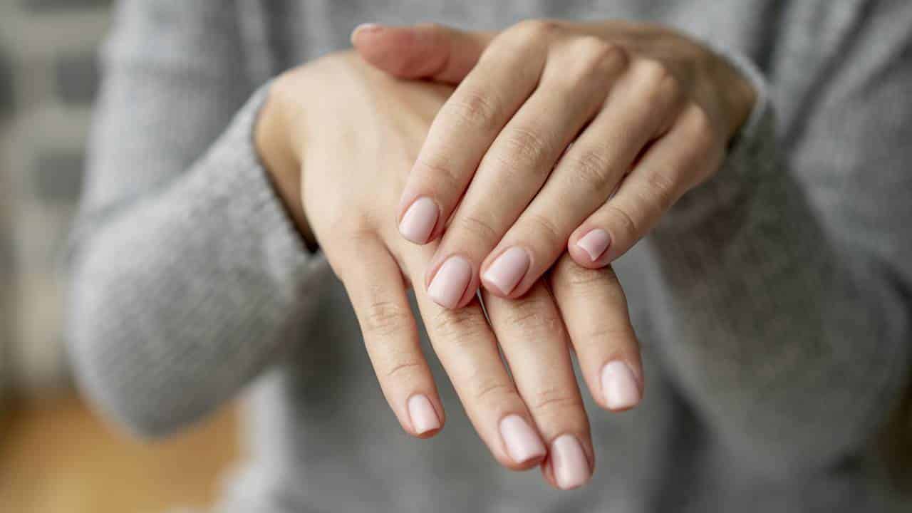 Esmalte de alho caseiro para fortalecer e fazer as unhas crescerem