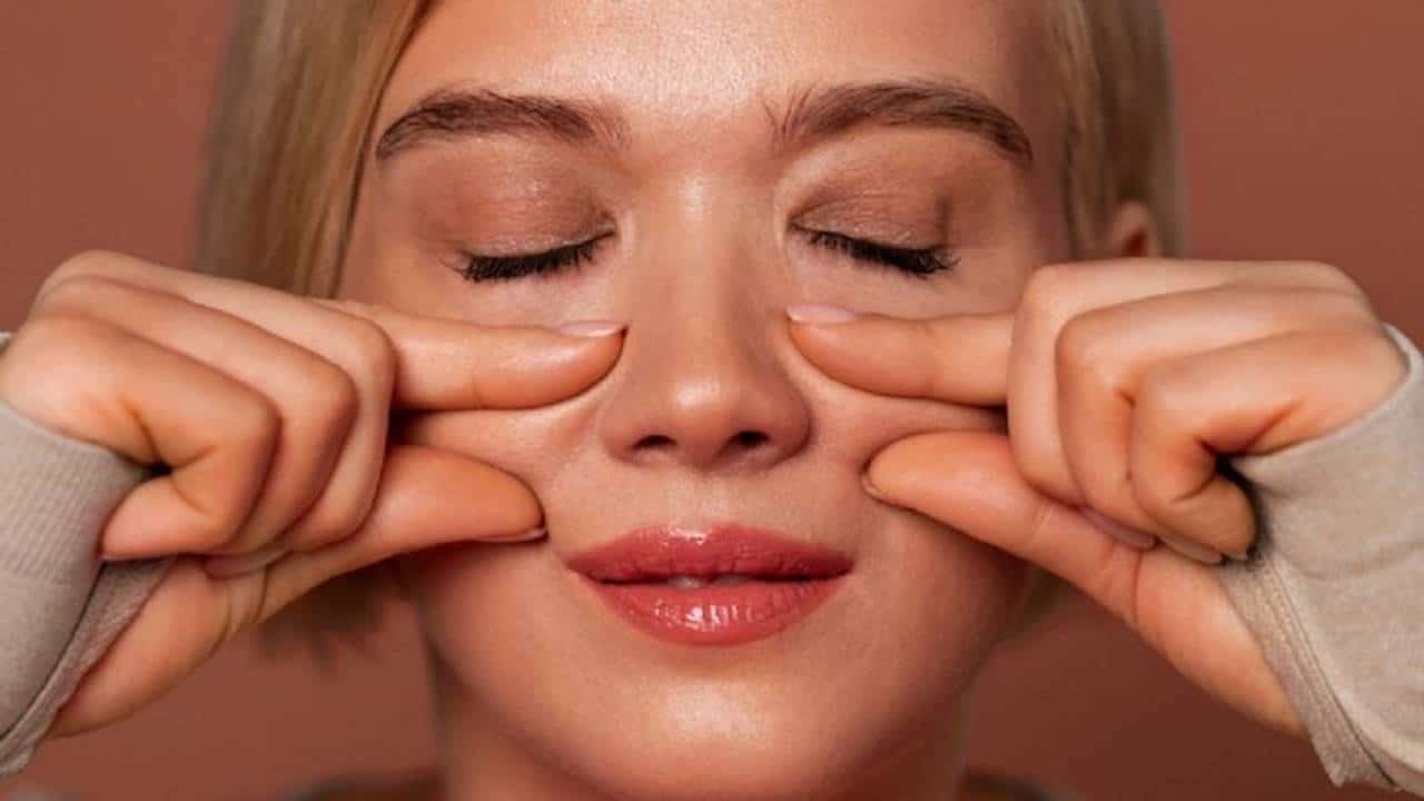 O movimento que vai te ajudar a eliminar as bolsas nos olhos