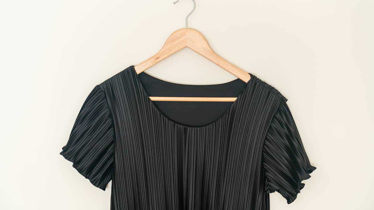 Dica da vovó para tirar fiapos e cabelos de roupas pretas em 1 minuto