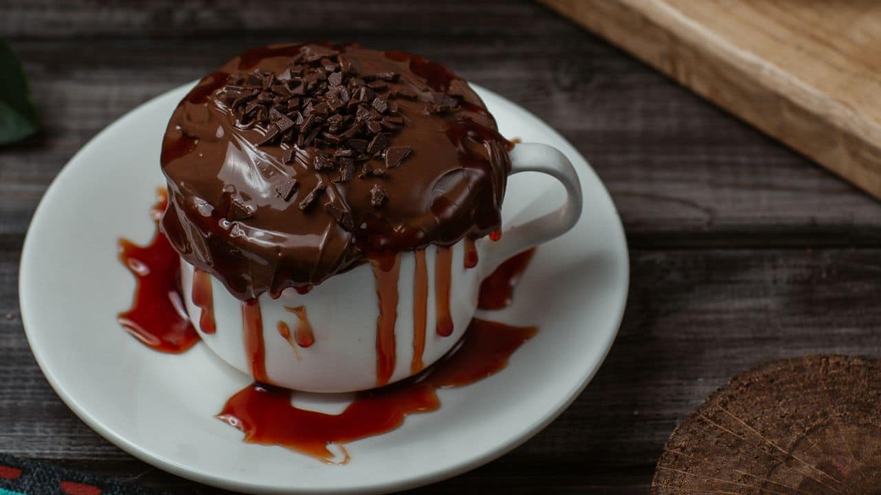 Bolo de cacau na caneca