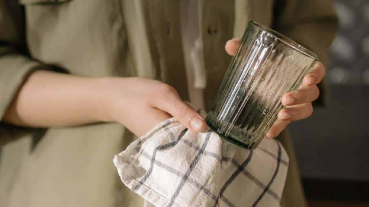 Os copos cheiram mal: Aprenda o HACK de limpeza que elimina o cheiro ruim!