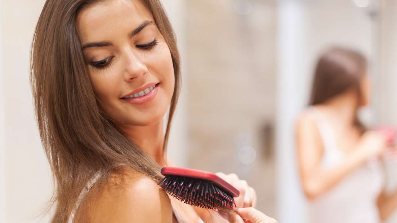 Forma correta de lavar escovas e pentes de cabelo para evitar caspa!