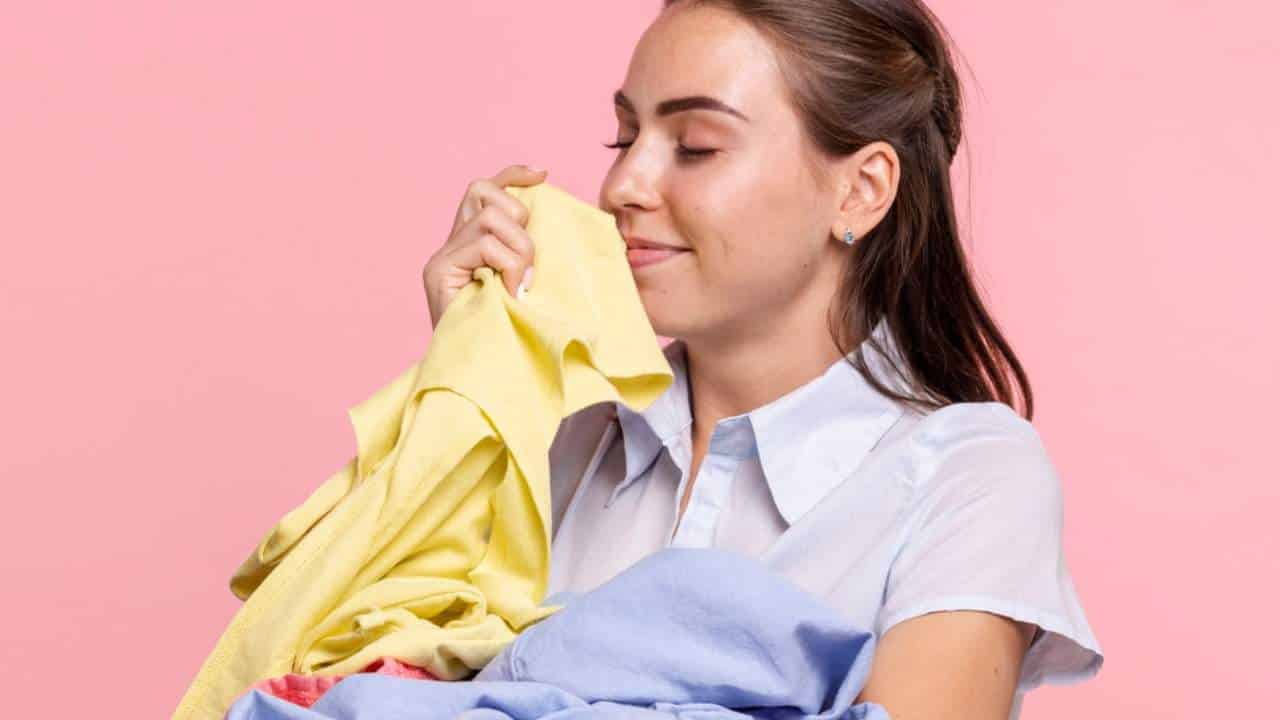 Esqueceu de estender as roupas molhadas: Dica para tirar o mau cheiro!
