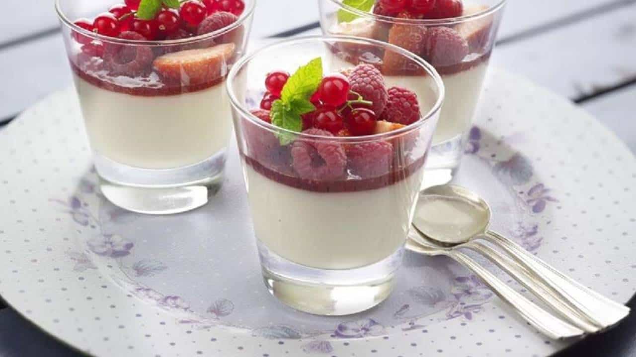 Deliciosa mousse de chocolate branco com frutas vermelhas