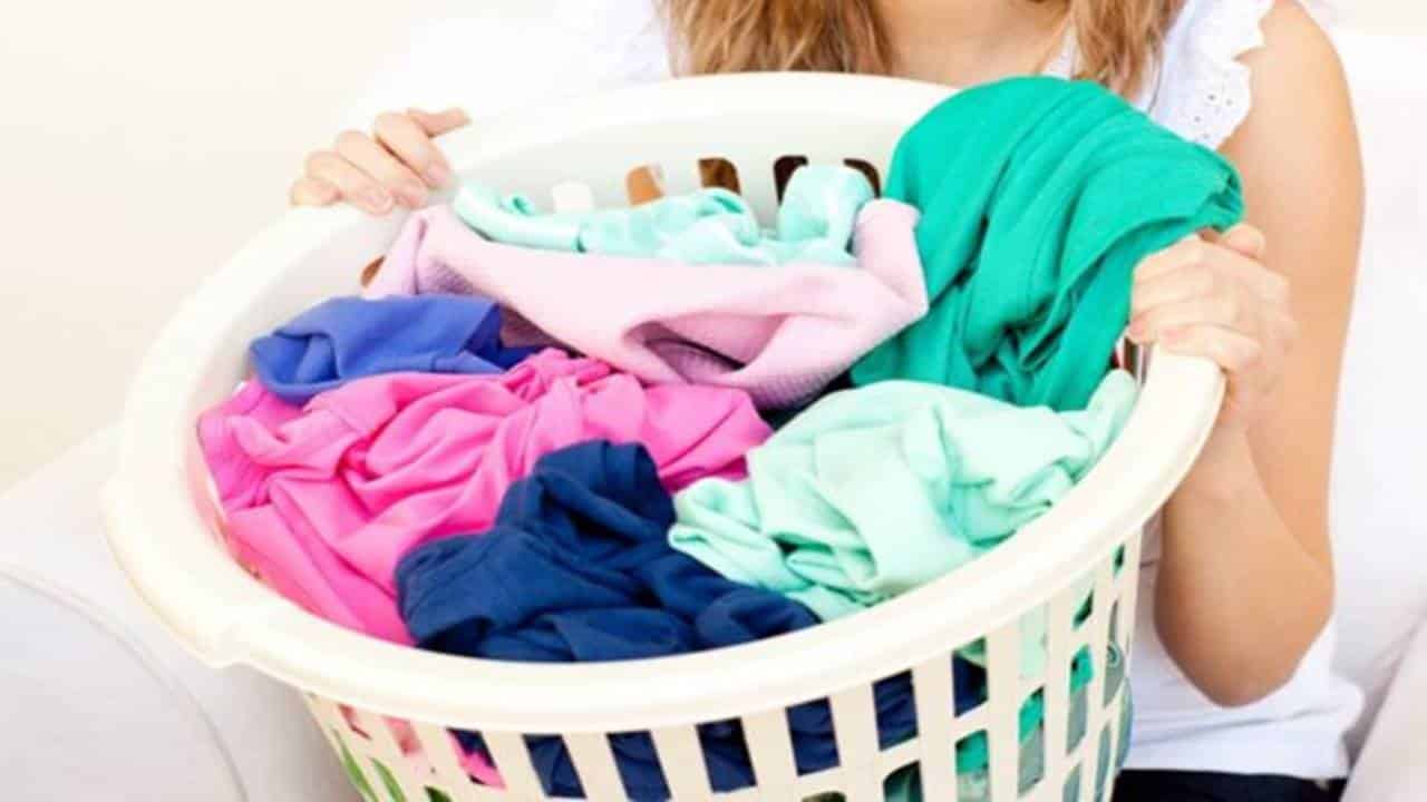 Truque para restaurar a cor desbotada das roupas com 2 ingredientes!
