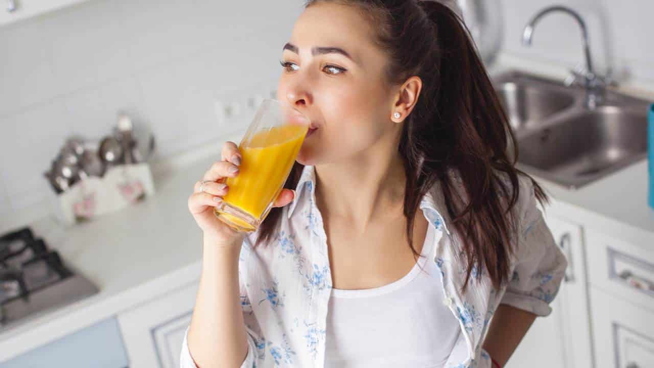 Suco de maçã, salsa e gengibre para eliminar o mau hálito pela manhã
