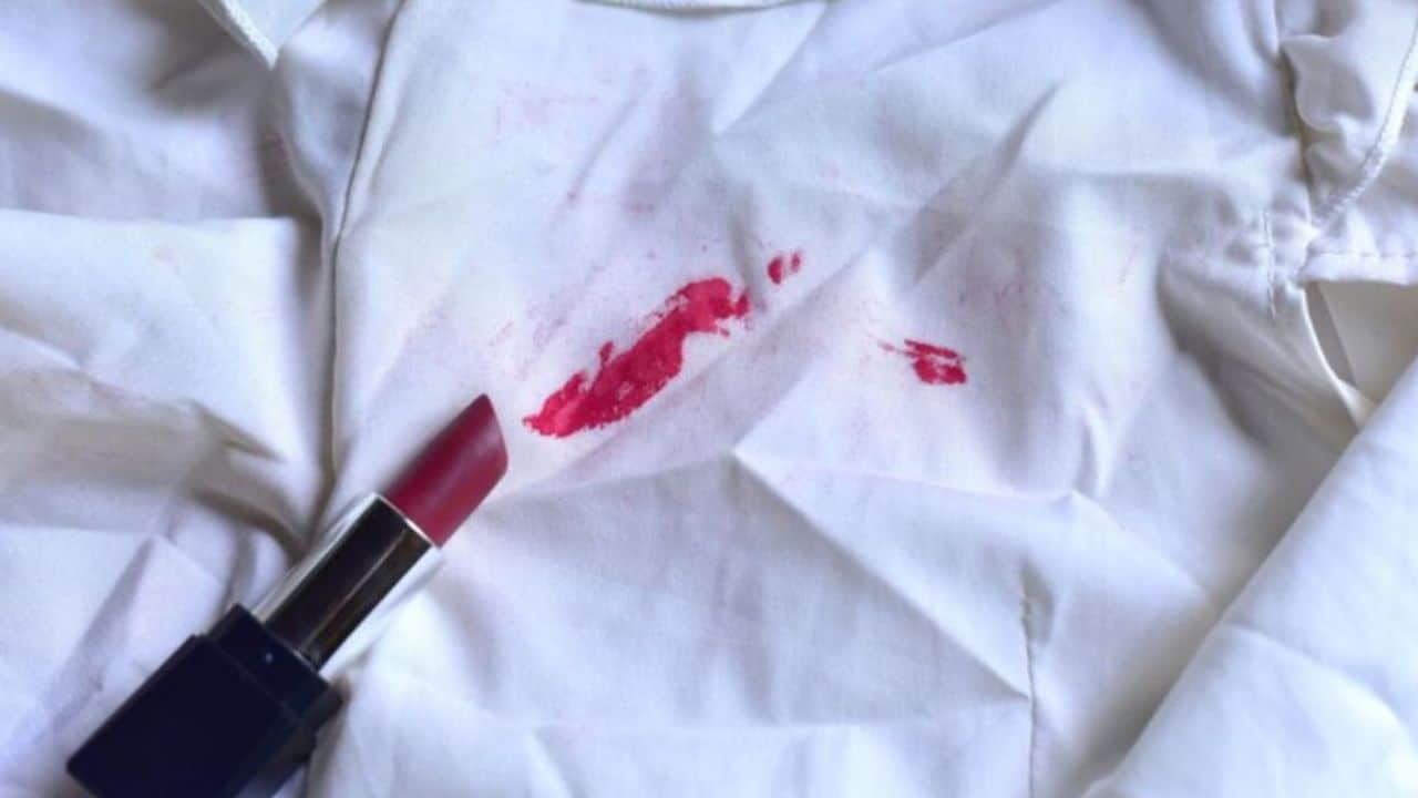 tirar mancha de batom da roupa
