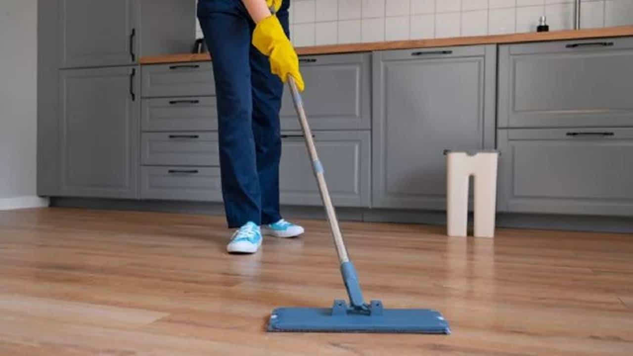 Mistura com vinagre branco para tirar manchas e fazer o chão brilhar!