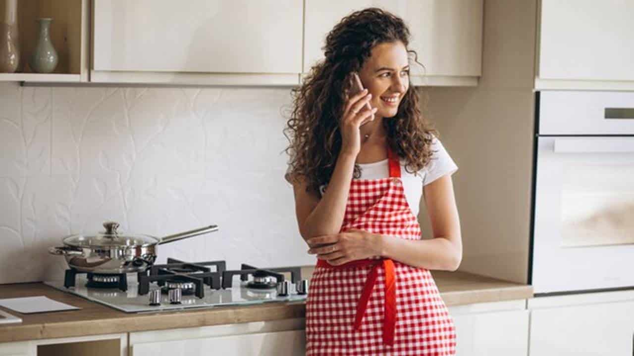 Mantenha sua cozinha limpa e cheirosa com essas 2 misturas caseiras