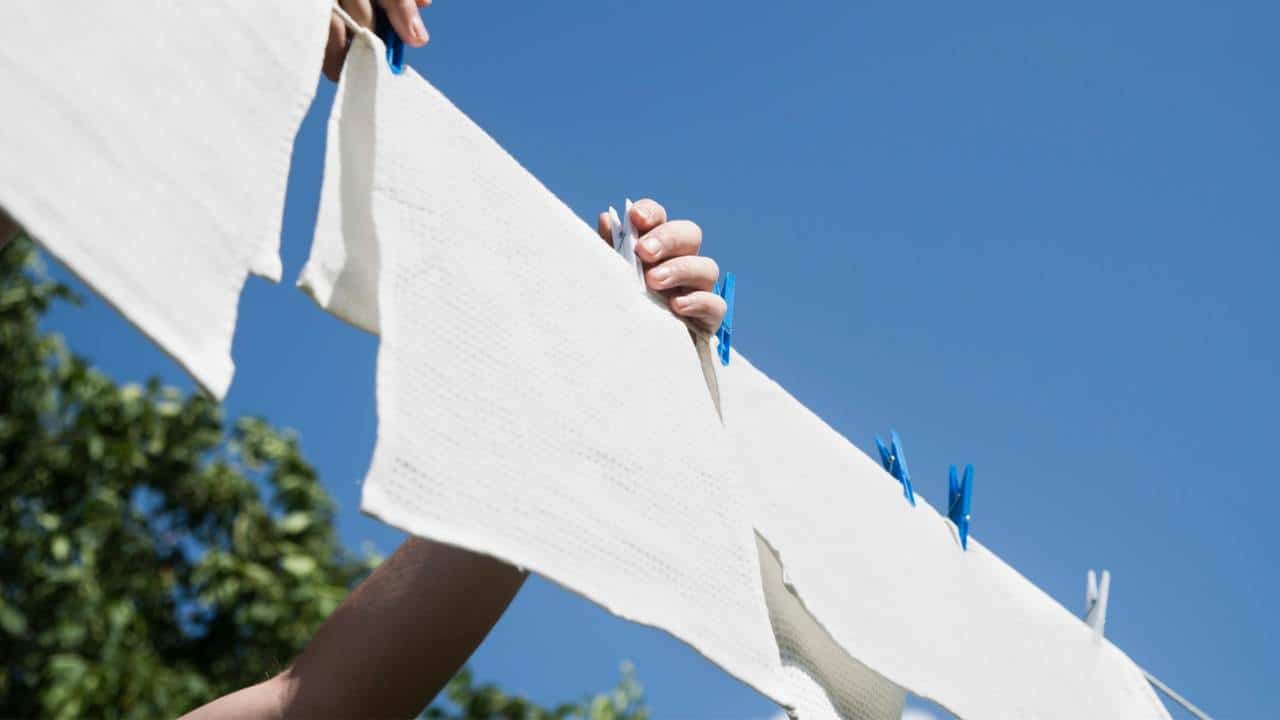 Roupas brancas: Dica fácil e barata para não danificá-las na máquina!