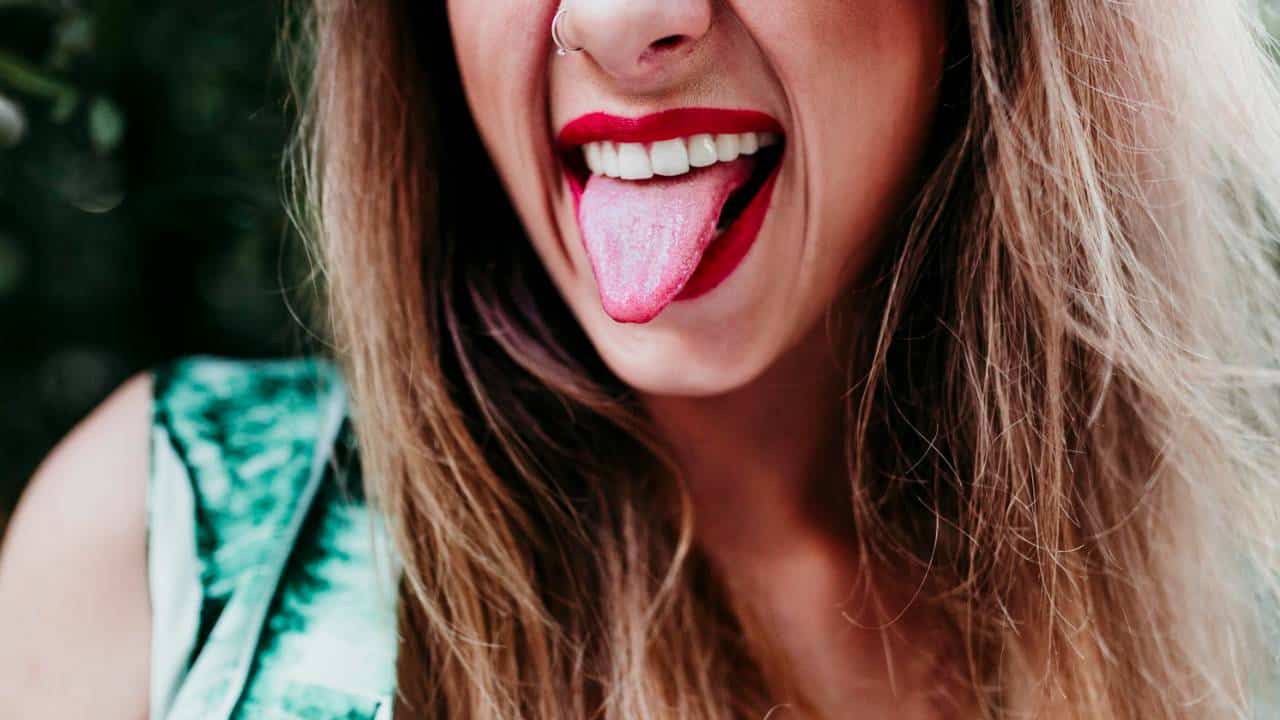 Use alho para limpar a língua branca e elimine os fungos e o mau hálito