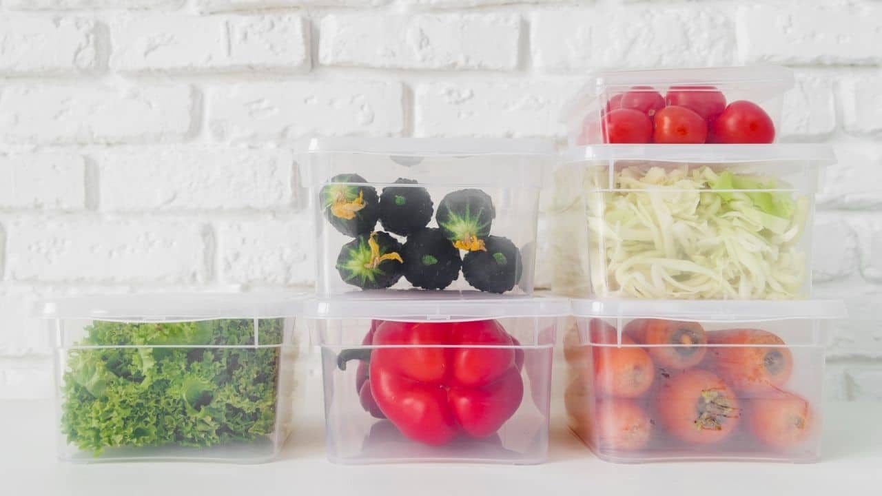Forma correta de armazenar alimentos em recipientes plásticos!