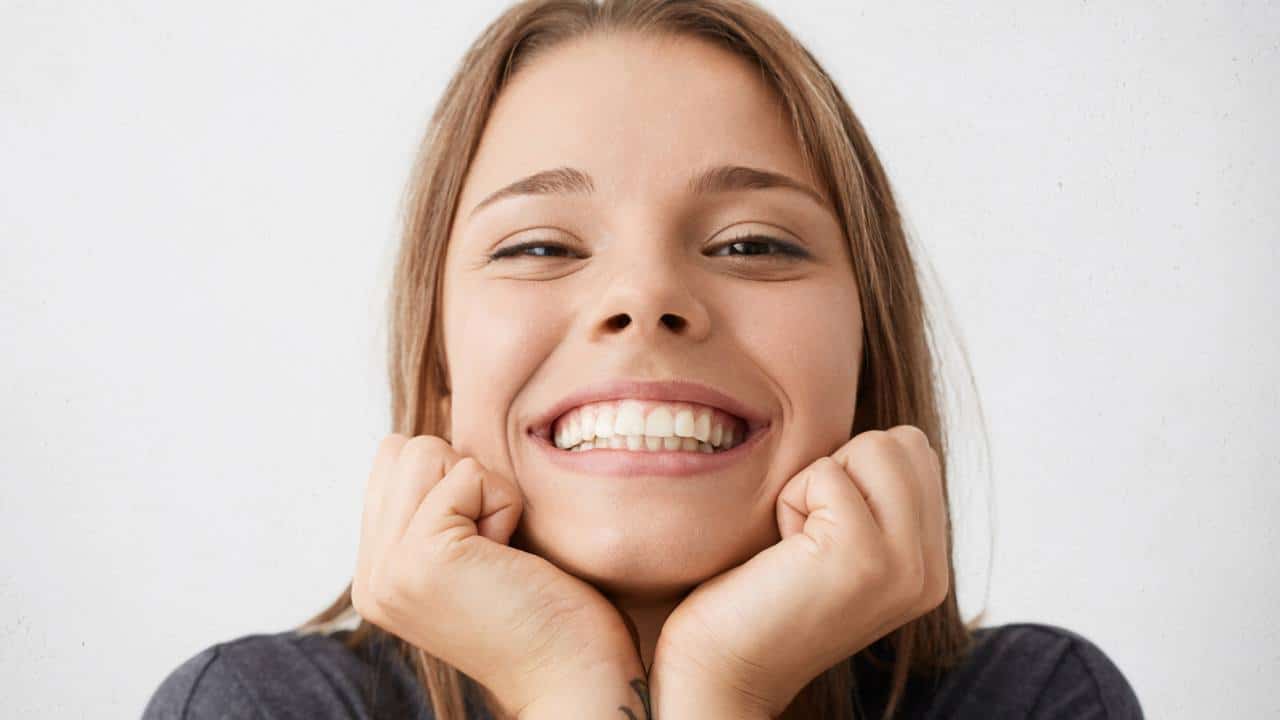 Não os jogue fora: Use cascas de laranja para ter dentes brancos!