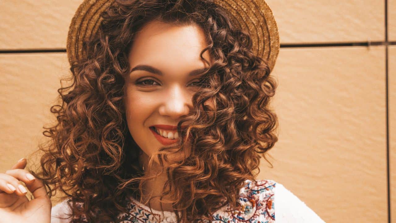 Dica para controlar o frizz dos cabelos na época das chuvas!