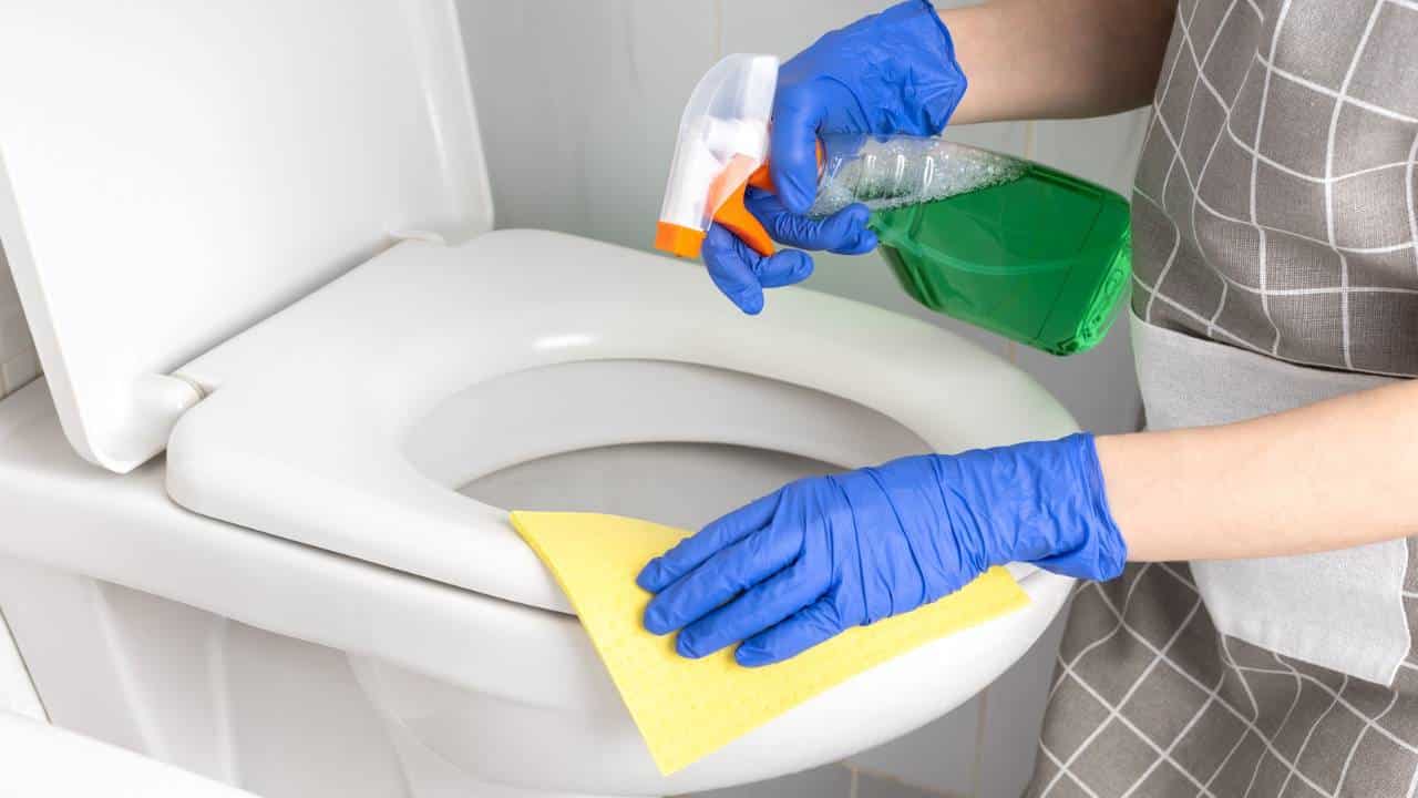 2 ingredientes caseiros para remover tártaro e manchas do banheiro