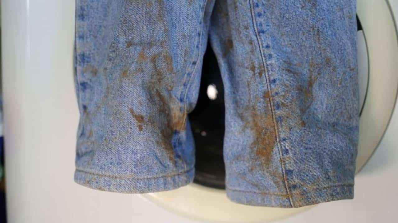 Técnica secreta para remover manchas de ferrugem das roupas!