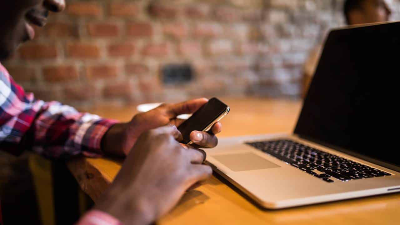 Por que você nunca deve carregar seu celular no computador?