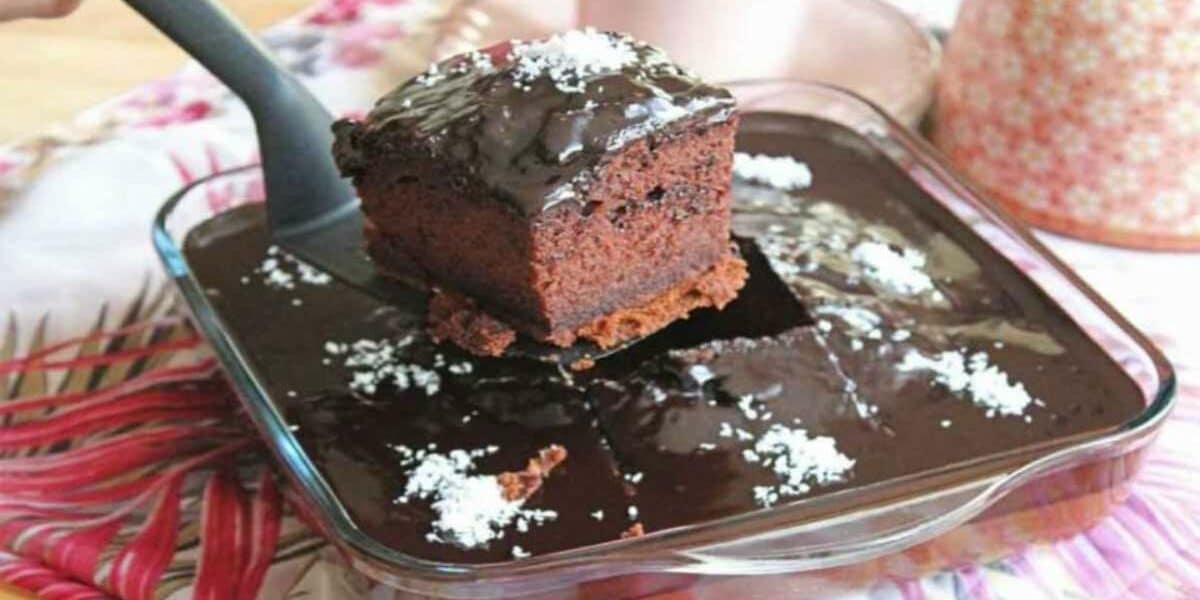 Bolo de chocolate super úmido: é muito cremoso!