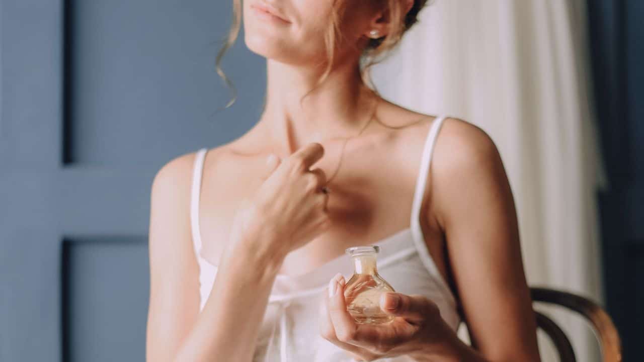 Truque fácil para fazer o cheiro do seu perfume durar mais tempo