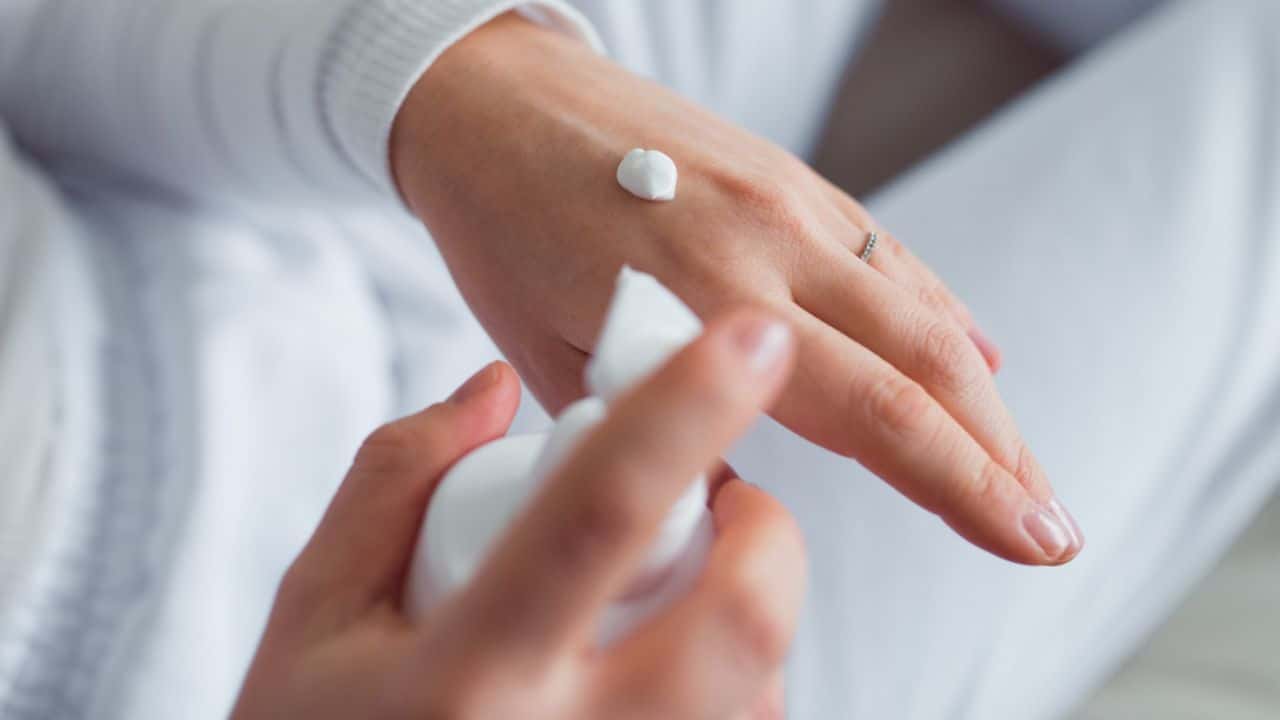 Creme clareador: Fórmula caseira que rejuvenesce as mãos em poucos dias!