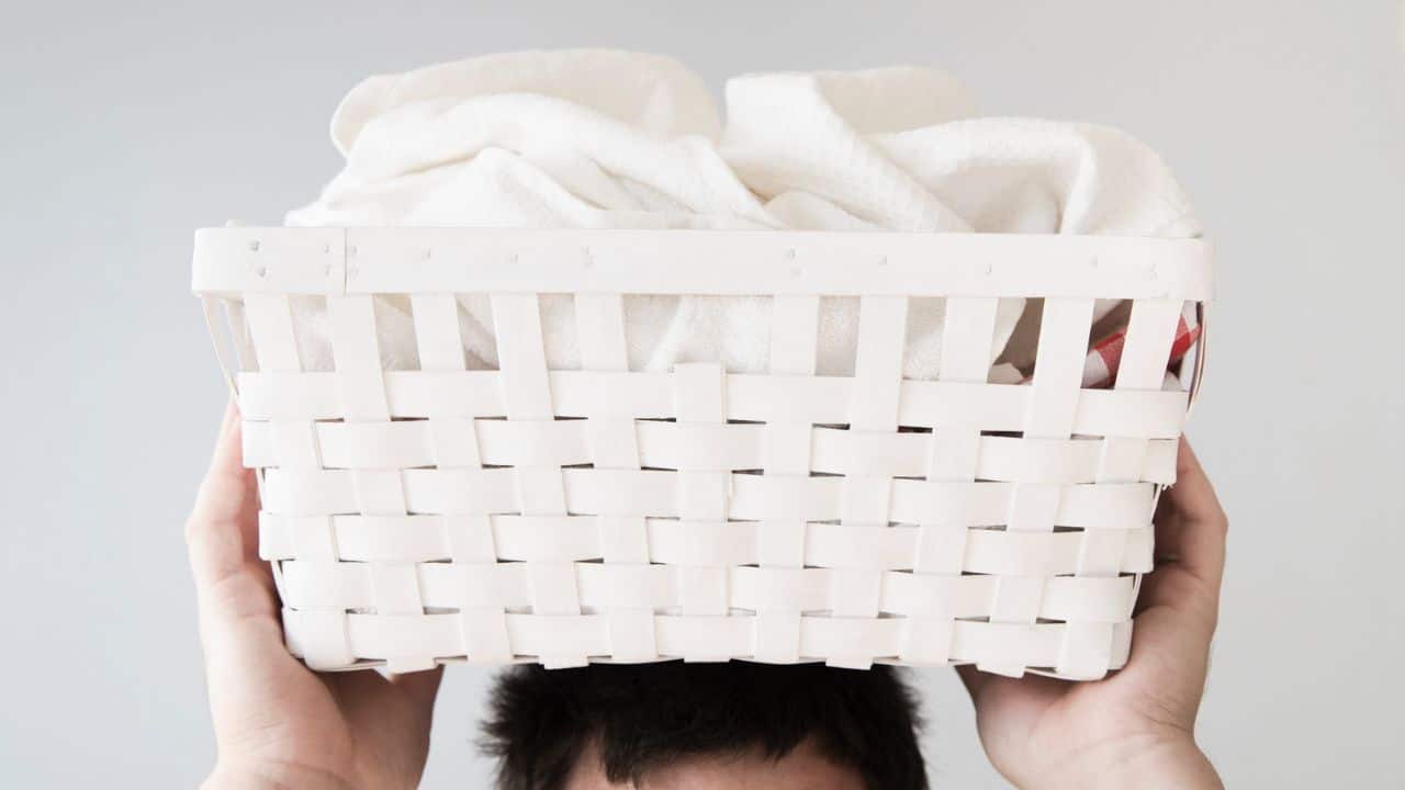 Uso secreto do álcool para remover manchas amarelas de roupas brancas
