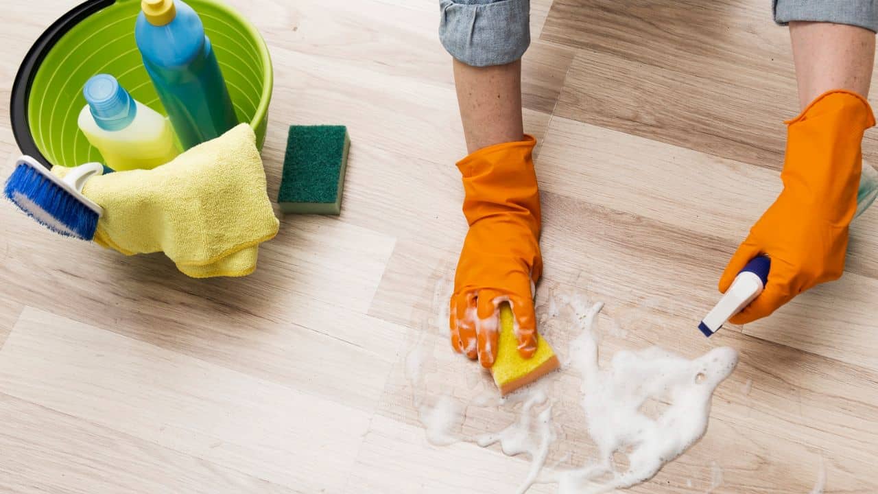 Bicarbonato de sódio e água oxigenada: Dica para ter o chão bem limpo!