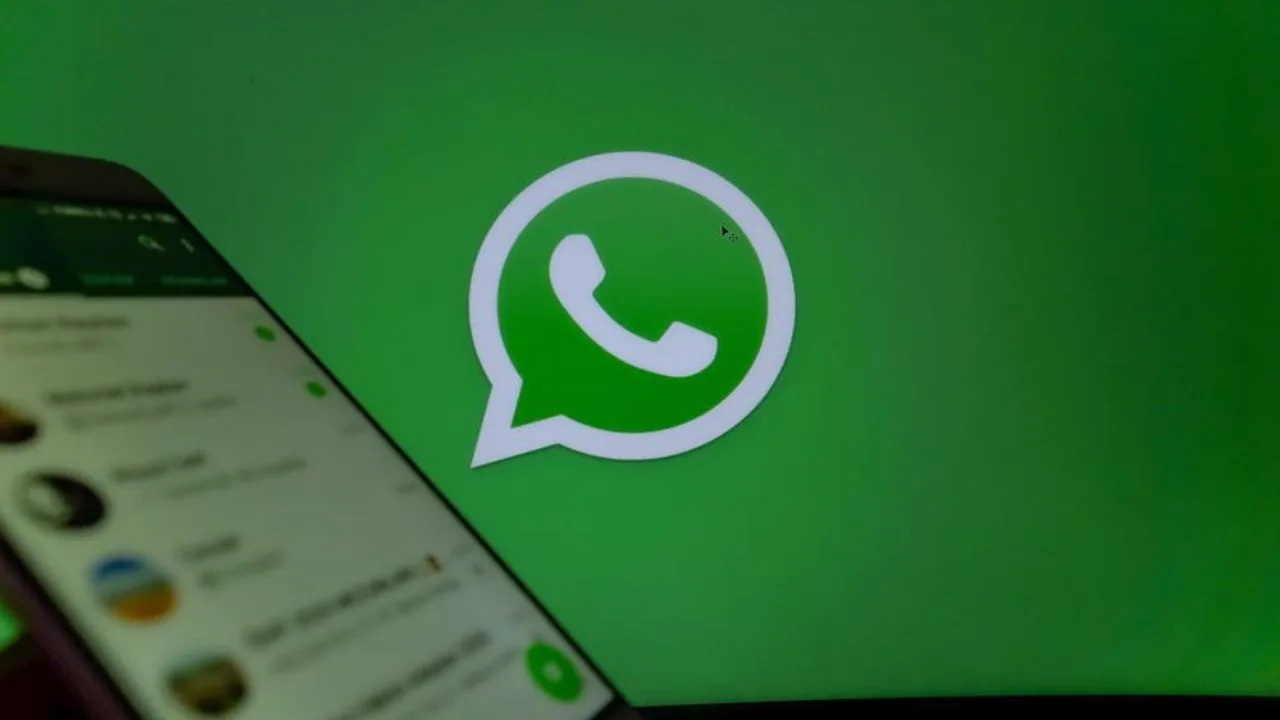 Nova atualização do WhatsApp divide opiniões: Emojis e música no status